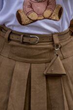 SAIA PLISSADA EM CAMURÇA CAMEL PONTO CHIC - Image 4