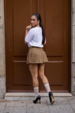 SAIA PLISSADA EM CAMURÇA CAMEL PONTO CHIC - Image 5