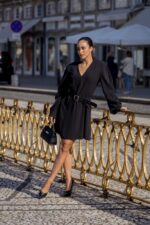 VESTIDO CURTO PRETO COM CINTO E DECOTE EM V IMPERIAL