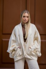 CASACO CREME COM BOLSOS PONTO CHIC