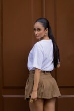 SAIA PLISSADA EM CAMURÇA CAMEL PONTO CHIC - Image 6