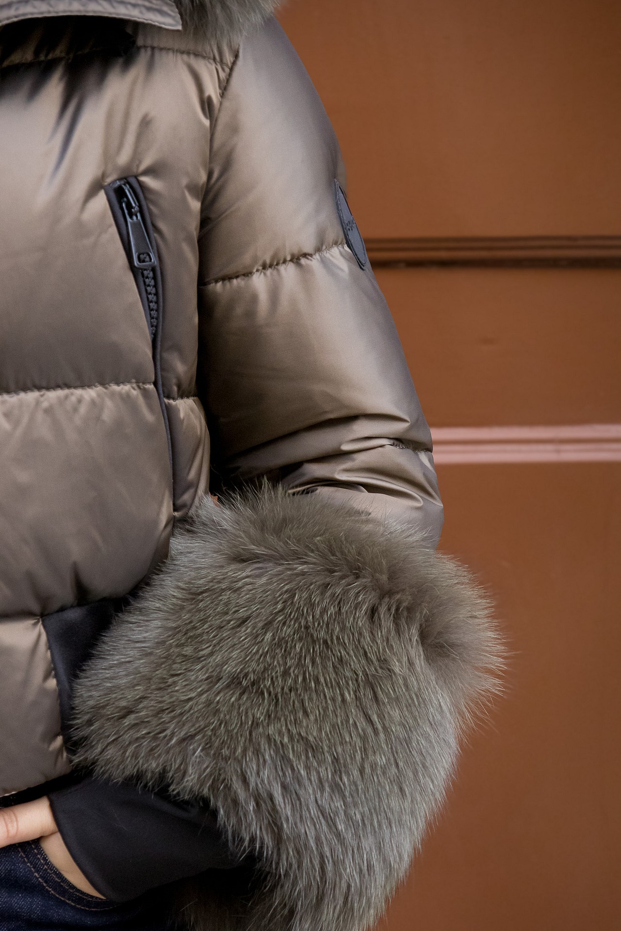 galleries_b2857c2d-e7bd-4240-b767-6eabd823f797_78a85d77-1c20-416c-af1c-a7e7eb62017a_v2__thumb_l CASACO CURTO DE PELO CASTANHO FLO&CLO - Image 3