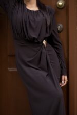 VESTIDO CASTANHO DRAPEADO COM DETALHE DOURADO PONTO CHIC - Image 3