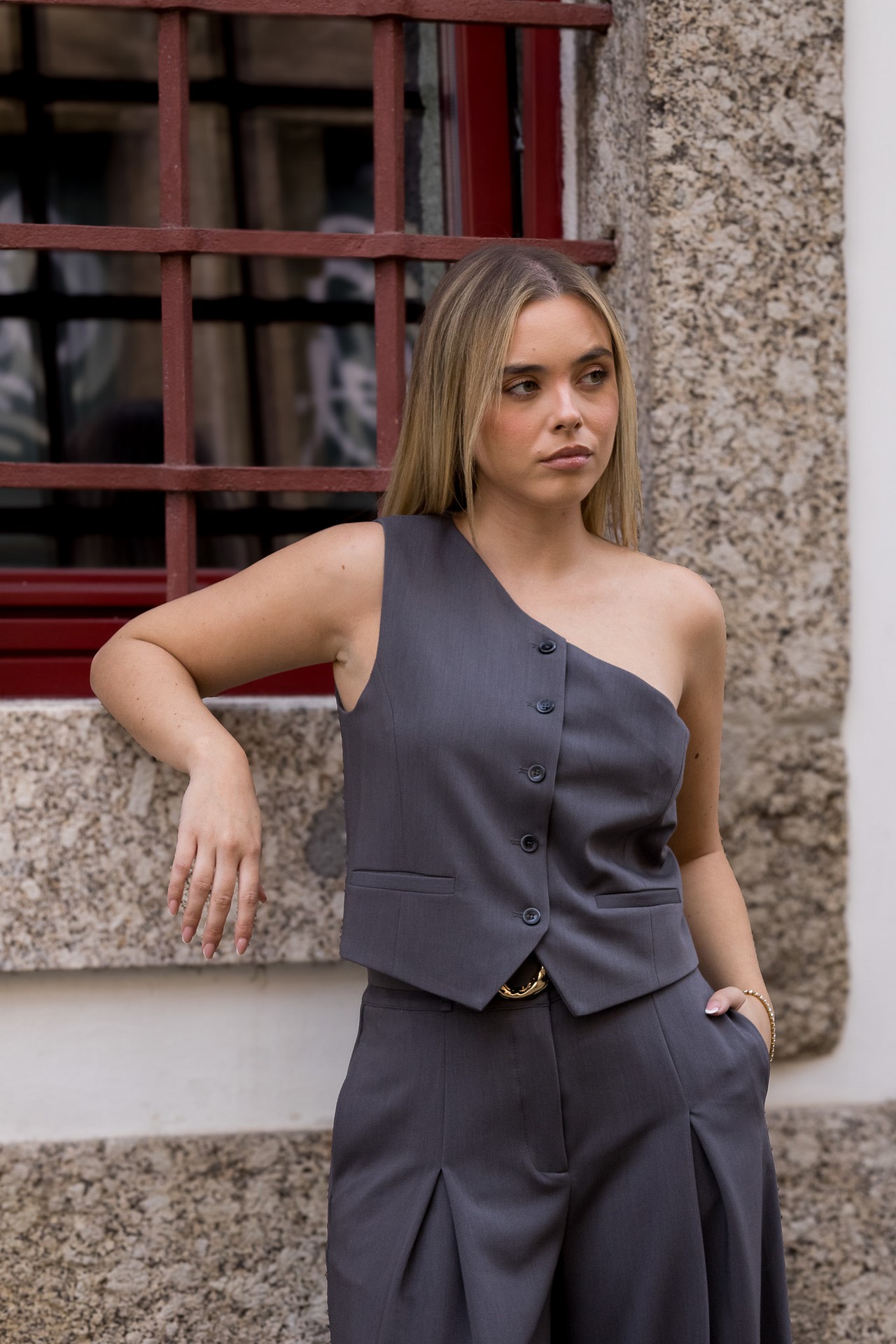 galleries_b2857c2d-e7bd-4240-b767-6eabd823f797_abef85e0-f720-4a03-8594-d7406d10ccf4_v2__thumb_l COLETE CINZENTO DE CORTE CLÁSSICO IMPERIAL - Image 1