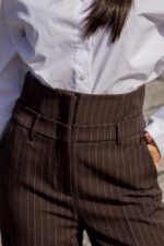 CALÇAS CASTANHAS DE ALFAIATARIA COM RISCA DIPLOMÁTICA IMPERIAL - Image 3