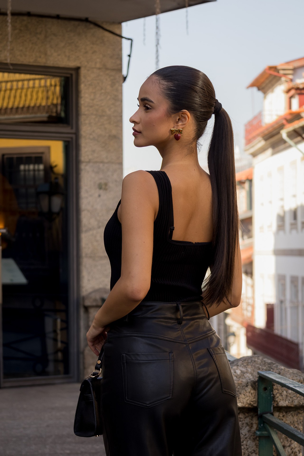 galleries_b2857c2d-e7bd-4240-b767-6eabd823f797_c4fc9f8c-5d34-4ff7-ab1c-f1ec2cf0b6b8_v2__thumb_l CALÇAS PRETAS EM ECOPELE PONTO CHIC - Image 3