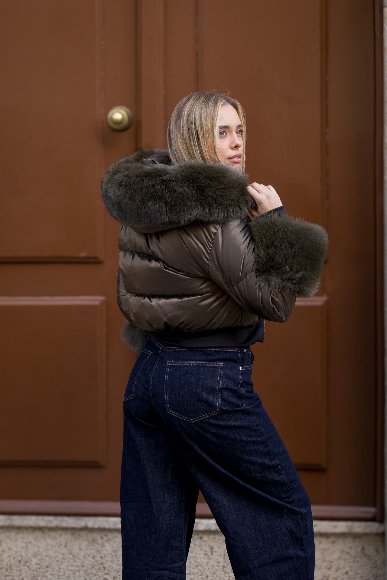 galleries_b2857c2d-e7bd-4240-b767-6eabd823f797_c75ea7c8-1da1-4de5-a4db-135b5ec0db54_v2__thumb_l CASACO CURTO DE PELO CASTANHO FLO&CLO - Image 8