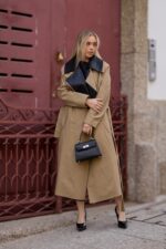 TRENCH BEGE COM GOLA CONTRASTANTE PRETA ELEH - Image 3