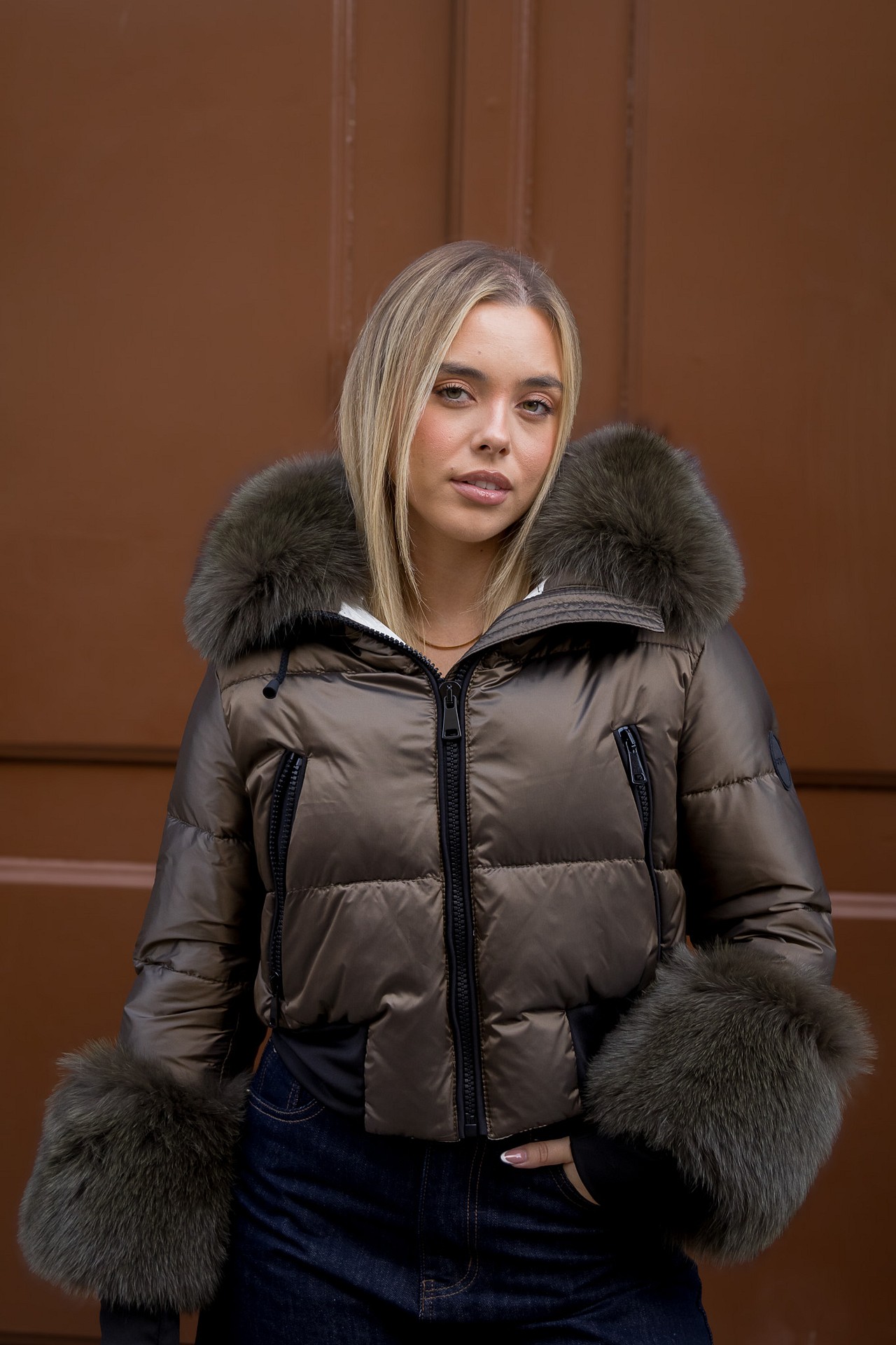 galleries_b2857c2d-e7bd-4240-b767-6eabd823f797_d2c69037-e598-4319-b7b3-f7496197e187_v2__thumb_l CASACO CURTO DE PELO CASTANHO FLO&CLO - Image 1