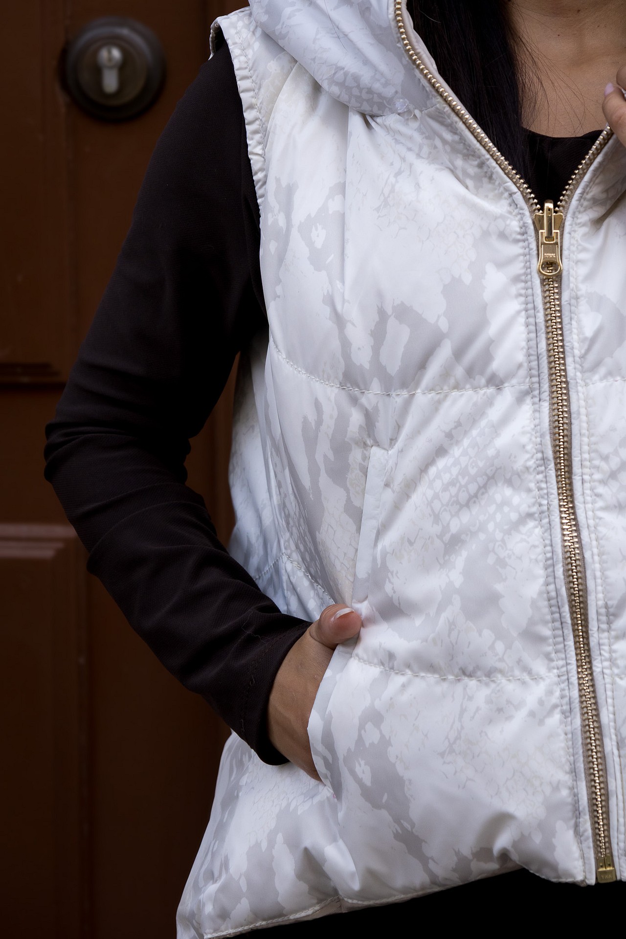 galleries_b2857c2d-e7bd-4240-b767-6eabd823f797_d81abd33-156b-46d2-bdb7-dddf137b253d_v2__thumb_l COLETE ACOLCHOADO REVERSÍVEL COM GOLA DE PELO FLO&CLO - Image 7