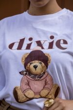T-SHIRT BRANCA COM ESTAMPA DE URSO DIXIE - Image 3