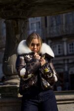 CASACO ACOLCHOADO ESTAMPADO COM GOLA DE PELO FLO&CLO