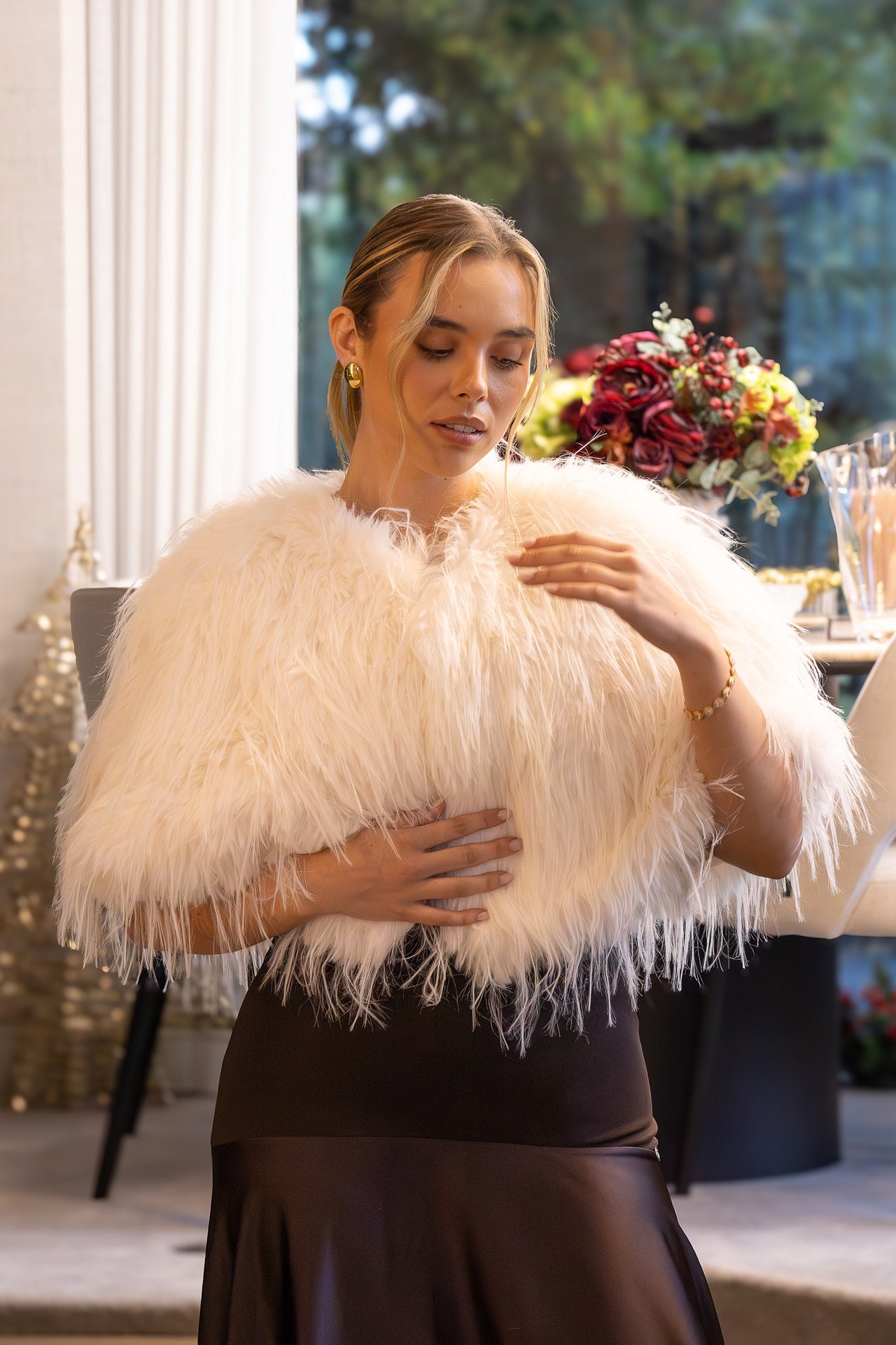 galleries_b6fa26f4-dbaa-485b-b637-43f06bc033dc_14b32500-aeb1-47b9-bc25-8b1b085383c4_v2__thumb_l CAPA DE PELO SINTÉTICO BRANCA PONTO CHIC - Image 2