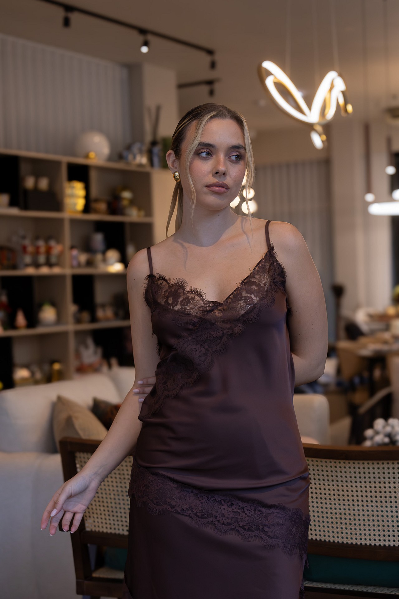 galleries_b6fa26f4-dbaa-485b-b637-43f06bc033dc_1a2a9a24-7e6e-4507-8d23-709e5f0e41d3_v2__thumb_l TOP CETIM CASTANHO COM RENDA RINASCIMENTO - Image 1