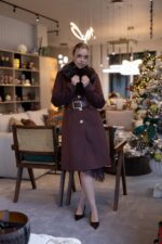 CASACO CASTANHO COM GOLA DE PÊLO E CINTO RINASCIMENTO