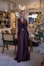 VESTIDO CASTANHO ACETINADO COM DECOTE DRAPEADO E CINTO RINASCIMENTO