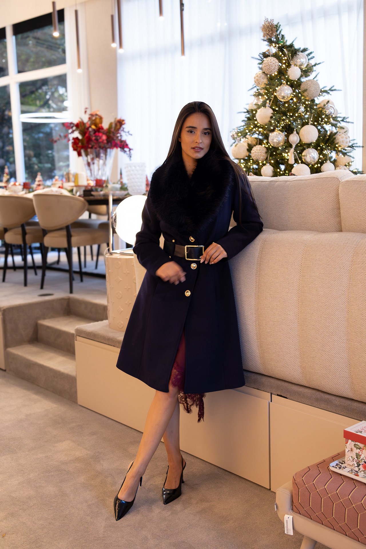 galleries_b6fa26f4-dbaa-485b-b637-43f06bc033dc_34561096-db68-4c20-bef8-26a10e7c484b_v2__thumb_l CASACO AZUL MARINHO COM GOLA DE PÊLO E CINTO RINASCIMENTO - Image 1