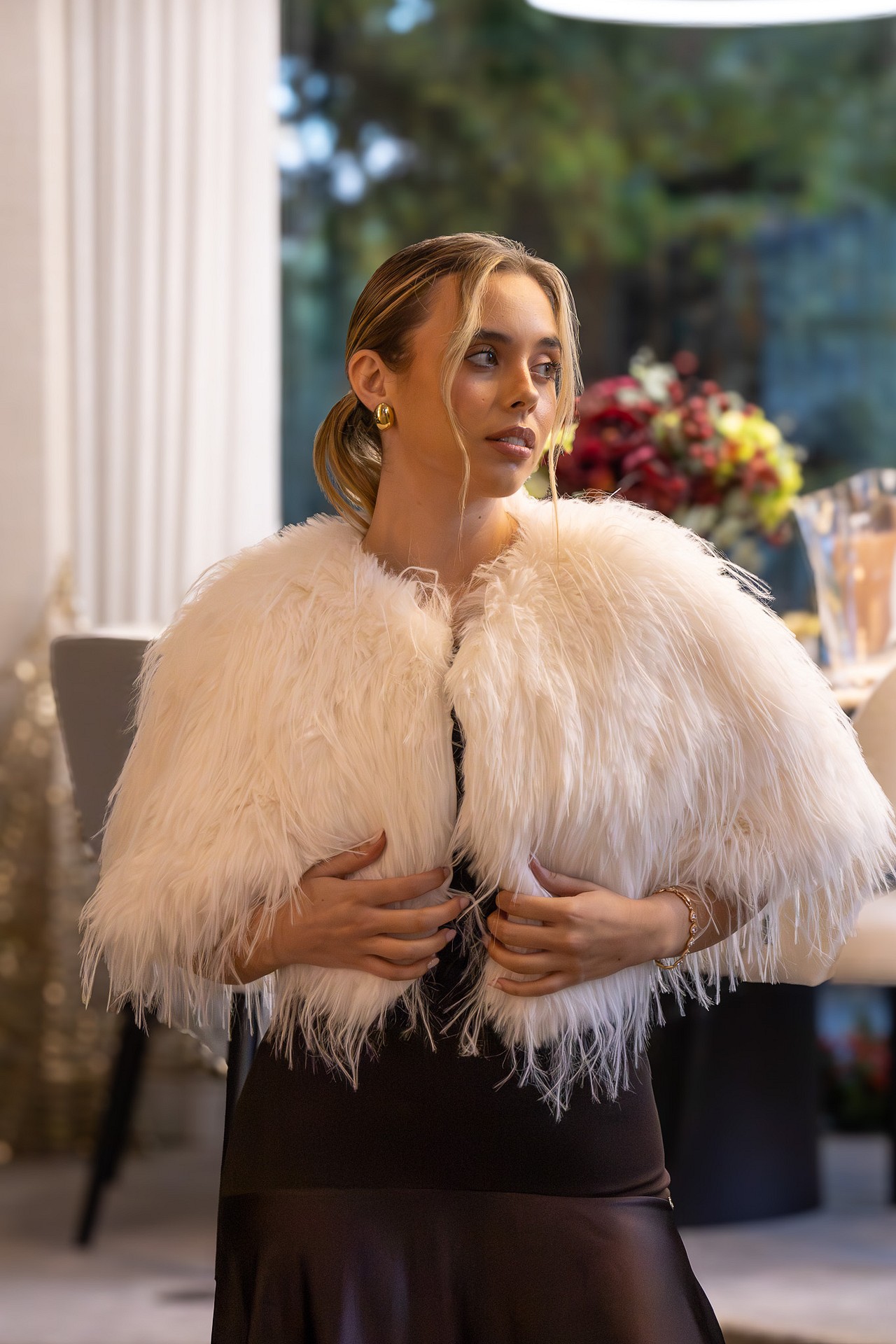 galleries_b6fa26f4-dbaa-485b-b637-43f06bc033dc_3488d94c-0c0d-400a-882d-14fb977b0501_v2__thumb_l CAPA DE PELO SINTÉTICO BRANCA PONTO CHIC - Image 3