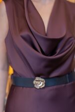 VESTIDO CASTANHO ACETINADO COM DECOTE DRAPEADO E CINTO RINASCIMENTO - Image 6