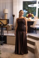 VESTIDO COMPRIDO CASTANHO DE UM OMBRO SÓ RINASCIMENTO