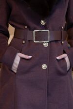 CASACO CASTANHO COM GOLA DE PÊLO E CINTO RINASCIMENTO - Image 4