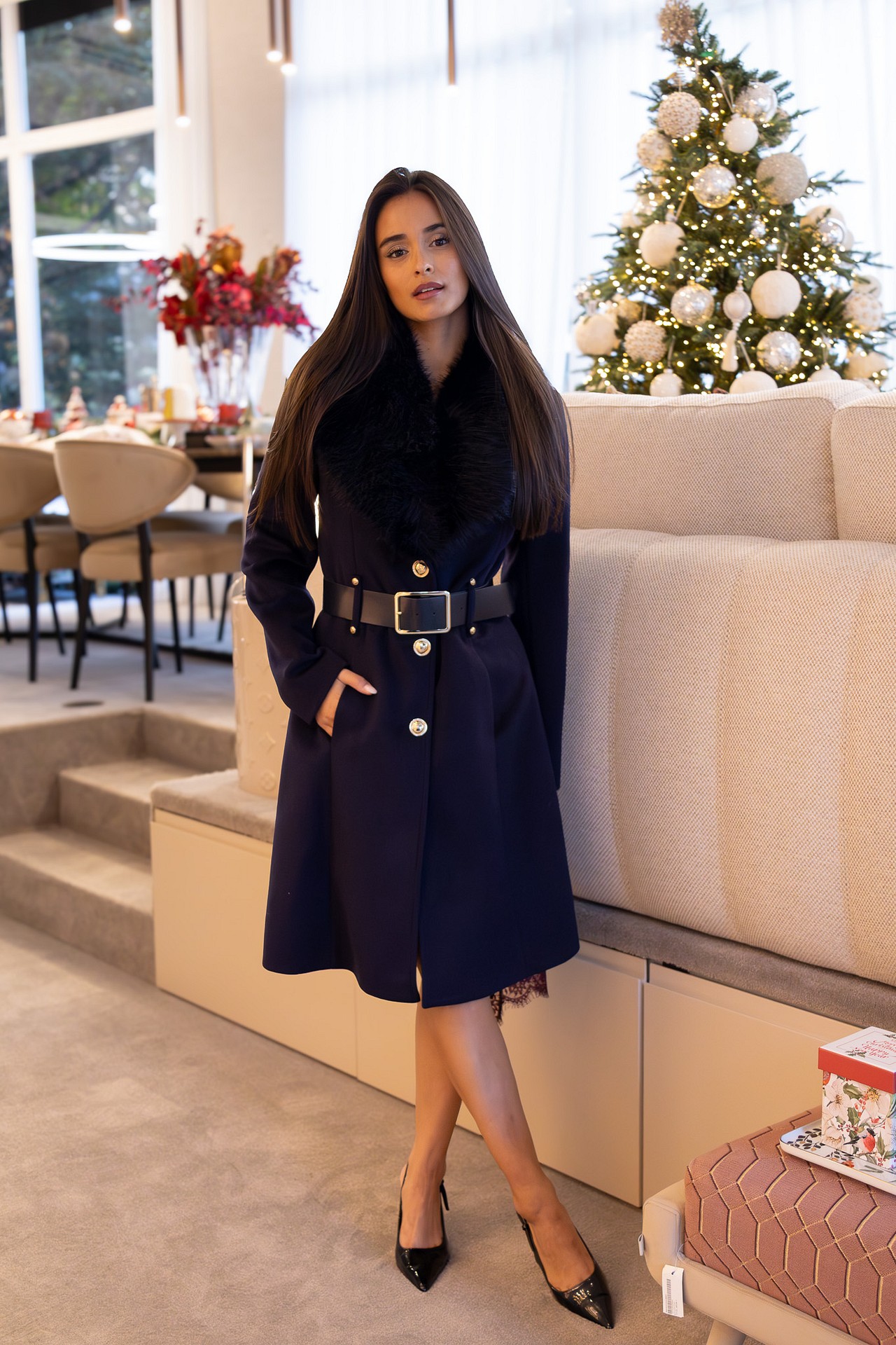 galleries_b6fa26f4-dbaa-485b-b637-43f06bc033dc_5169203c-c64b-4cb2-b996-0eeb534ffee2_v2__thumb_l CASACO AZUL MARINHO COM GOLA DE PÊLO E CINTO RINASCIMENTO - Image 2