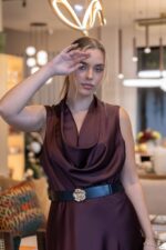 VESTIDO CASTANHO ACETINADO COM DECOTE DRAPEADO E CINTO RINASCIMENTO - Image 4