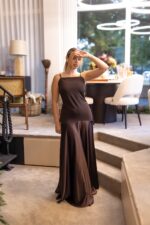 VESTIDO COMPRIDO CASTANHO DE UM OMBRO SÓ RINASCIMENTO - Image 3