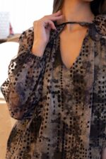 VESTIDO ESTAMPADO COM TRANSPARÊNCIAS SAHOCO - Image 3