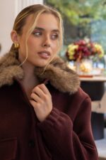 CASACO DE BOMBAZINE BORDEAUX COM GOLA DE PÊLO RINASCIMENTO - Image 4