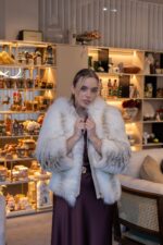 CASACO DE PELO CURTO EM PELE NATURAL COM INTERIOR ESTAMPADO FLO&CLO