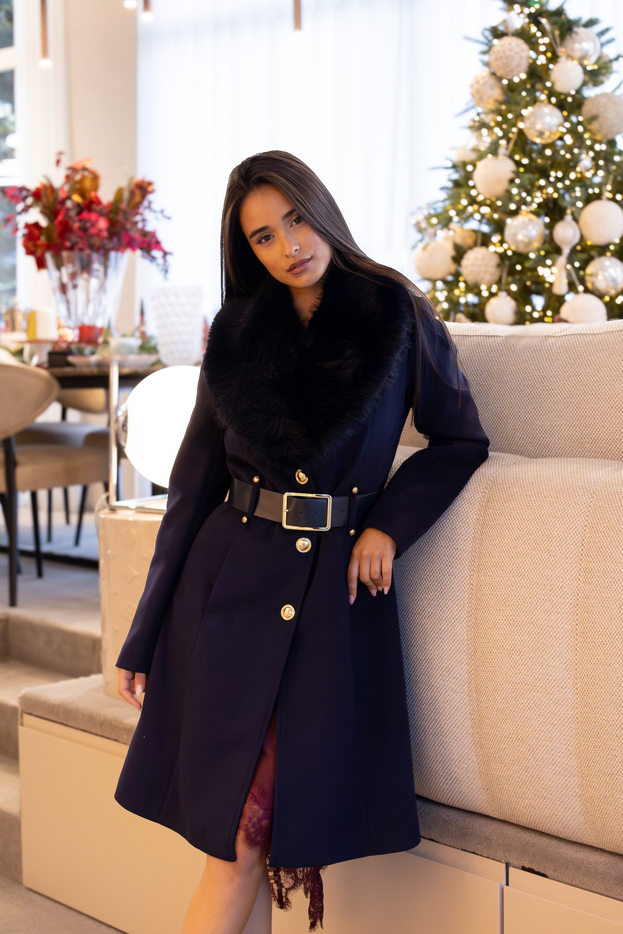 galleries_b6fa26f4-dbaa-485b-b637-43f06bc033dc_a83fce59-1662-4a4f-aa19-aaedb4abd018_v2__thumb_l CASACO AZUL MARINHO COM GOLA DE PÊLO E CINTO RINASCIMENTO - Image 3