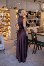 VESTIDO CASTANHO ACETINADO COM DECOTE DRAPEADO E CINTO RINASCIMENTO - Image 7