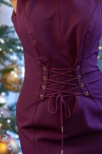 VESTIDO BORDÔ COM CORTE JUSTO E CORDÃO FRONTAL RINASCIMENTO - Image 4