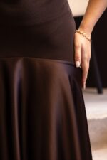 VESTIDO COMPRIDO CASTANHO DE UM OMBRO SÓ RINASCIMENTO - Image 6