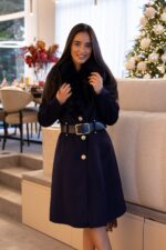 CASACO AZUL MARINHO COM GOLA DE PÊLO E CINTO RINASCIMENTO - Image 4