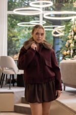 CASACO DE BOMBAZINE BORDEAUX COM GOLA DE PÊLO RINASCIMENTO