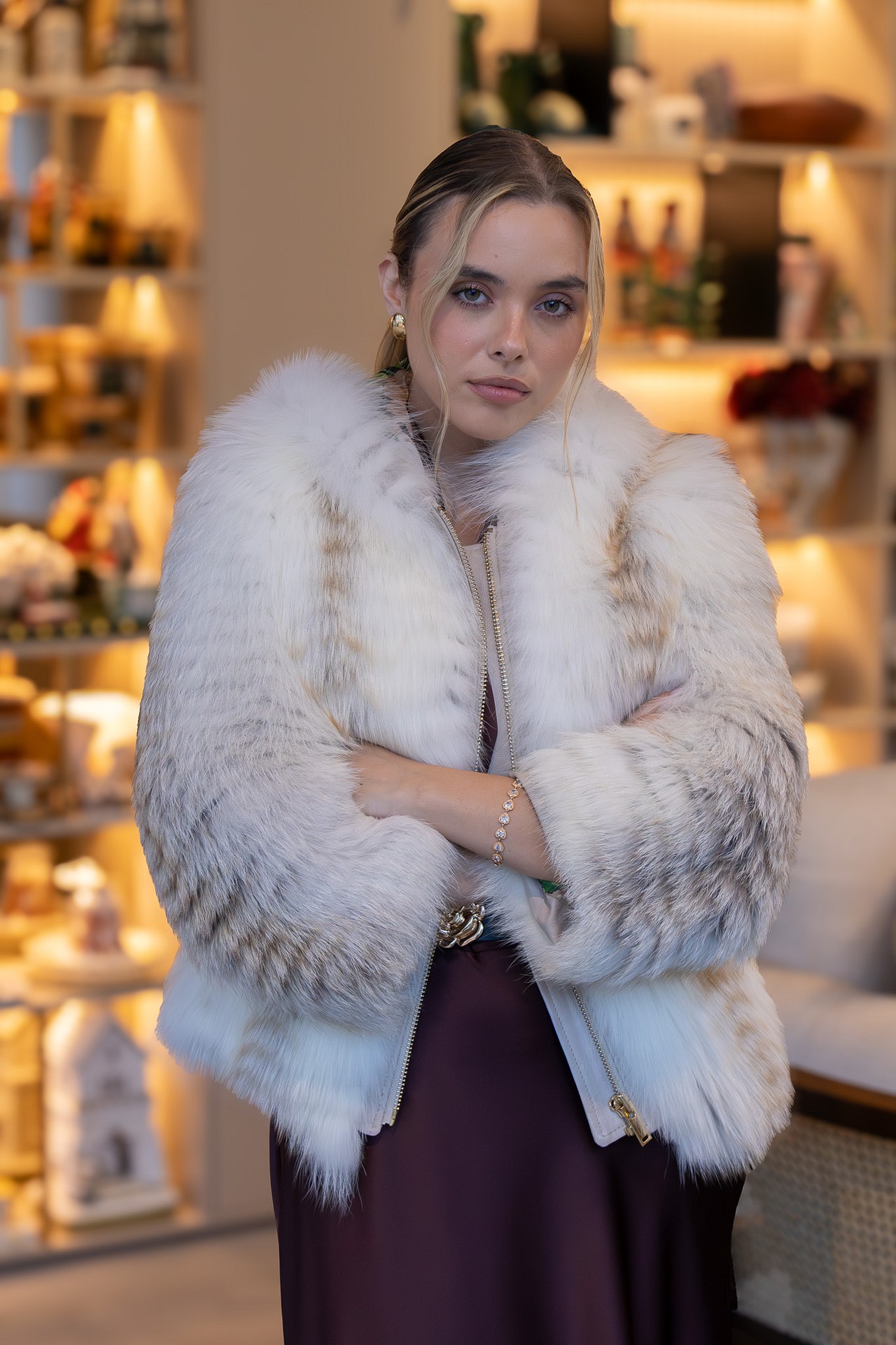 galleries_b6fa26f4-dbaa-485b-b637-43f06bc033dc_cf275f46-46a1-415c-a513-fe1fc8f4c88c_v2__thumb_l CASACO DE PELO CURTO EM PELE NATURAL COM INTERIOR ESTAMPADO FLO&CLO - Image 3