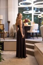 VESTIDO COMPRIDO CASTANHO DE UM OMBRO SÓ RINASCIMENTO - Image 7