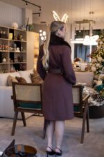 CASACO CASTANHO COM GOLA DE PÊLO E CINTO RINASCIMENTO - Image 5