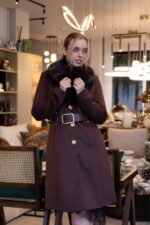 CASACO CASTANHO COM GOLA DE PÊLO E CINTO RINASCIMENTO - Image 2