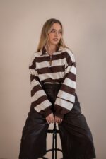 CAMISOLA ÀS RISCAS CASTANHA E BRANCA PONTO CHIC - Image 2