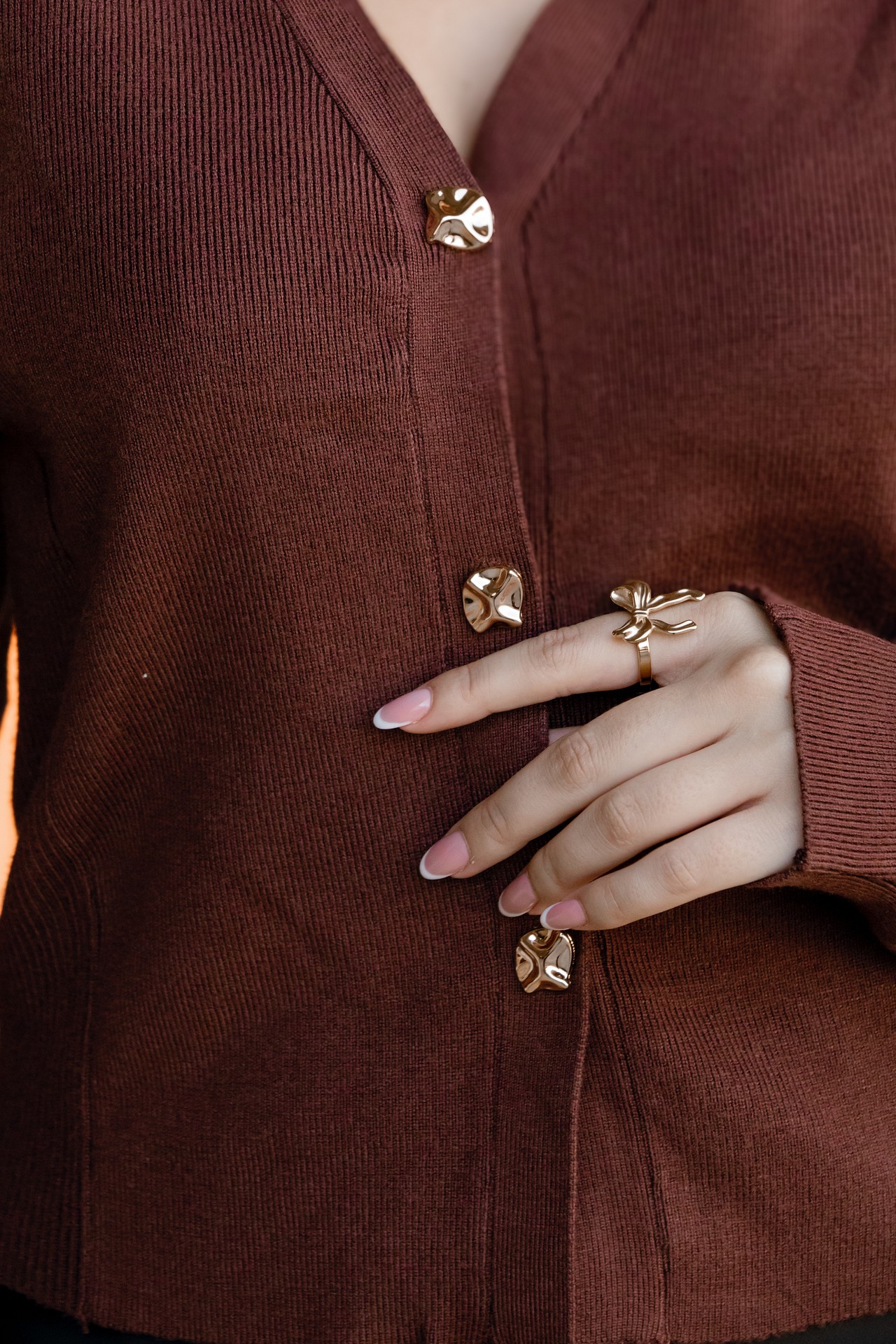 galleries_c87772b6-3185-4d83-b744-e0fc626f50d0_26f0aabc-92c6-4f06-855b-e169de954504_v2__thumb_l CASACO CASTANHO COM BOTÕES DOURADOS PONTO CHIC - Image 3