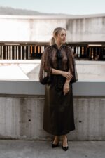 SAIA CASTANHA EM PELE SINTÉTICA COM CINTO IMPERIAL