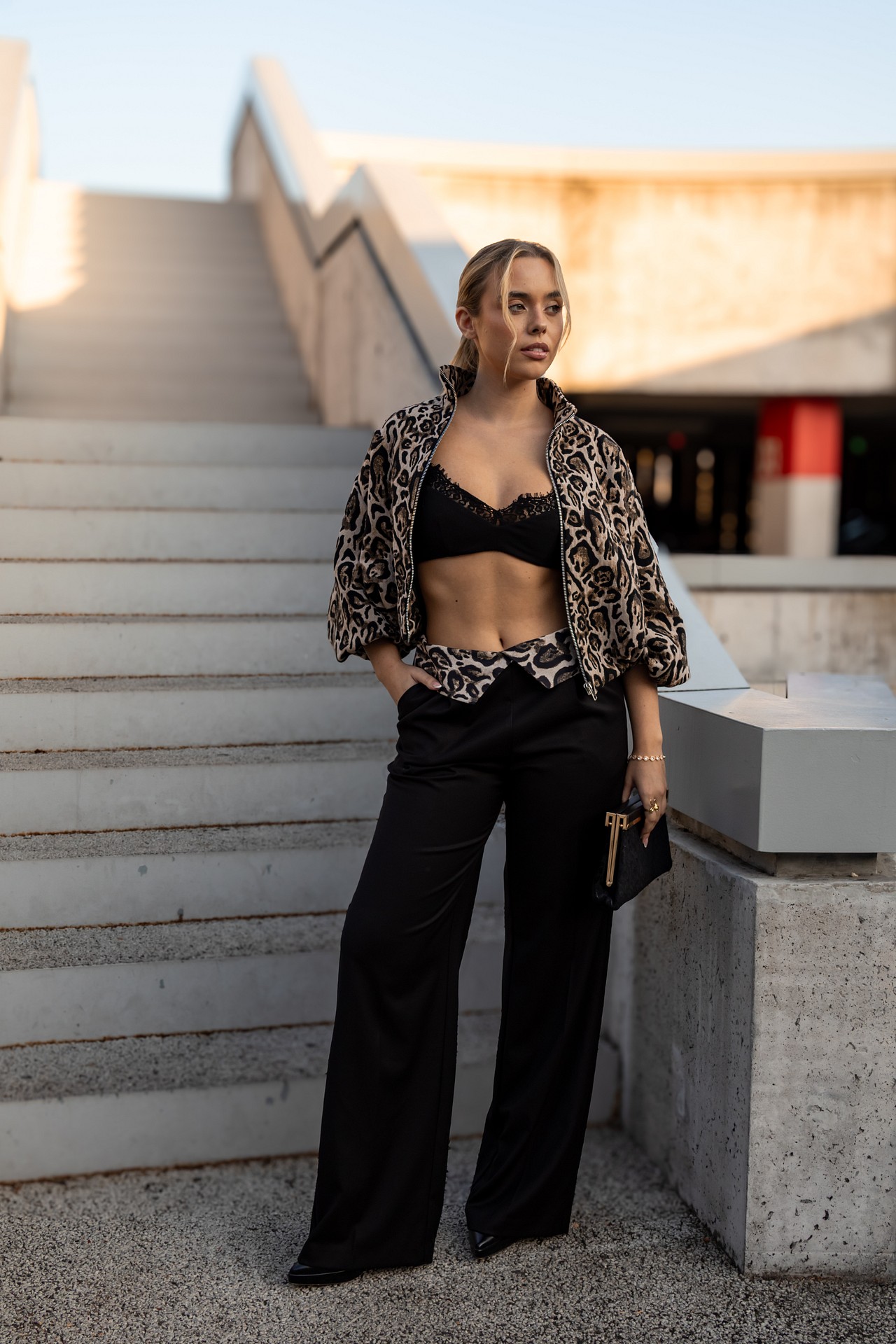 galleries_c87772b6-3185-4d83-b744-e0fc626f50d0_48b12572-e68c-4b4a-86b5-ab7033ccf6a6_v2__thumb_l CALÇAS PRETAS COM COLARINHO ANIMAL PRINT IMPERIAL - Image 1