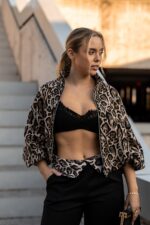 CALÇAS PRETAS COM COLARINHO ANIMAL PRINT IMPERIAL - Image 3