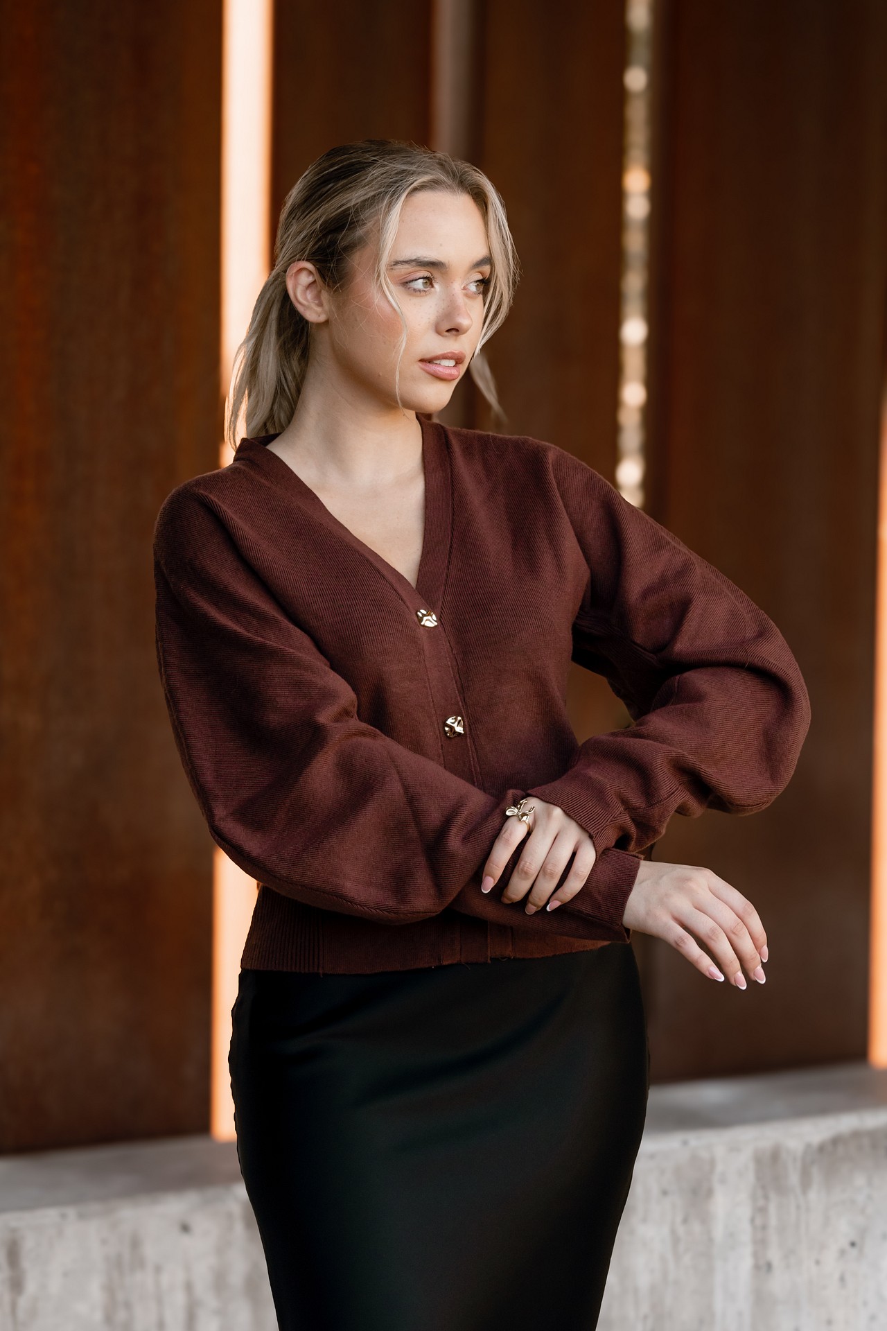 galleries_c87772b6-3185-4d83-b744-e0fc626f50d0_9a6417f8-c938-4cde-bb09-533f323e1000_v2__thumb_l CASACO CASTANHO COM BOTÕES DOURADOS PONTO CHIC - Image 2