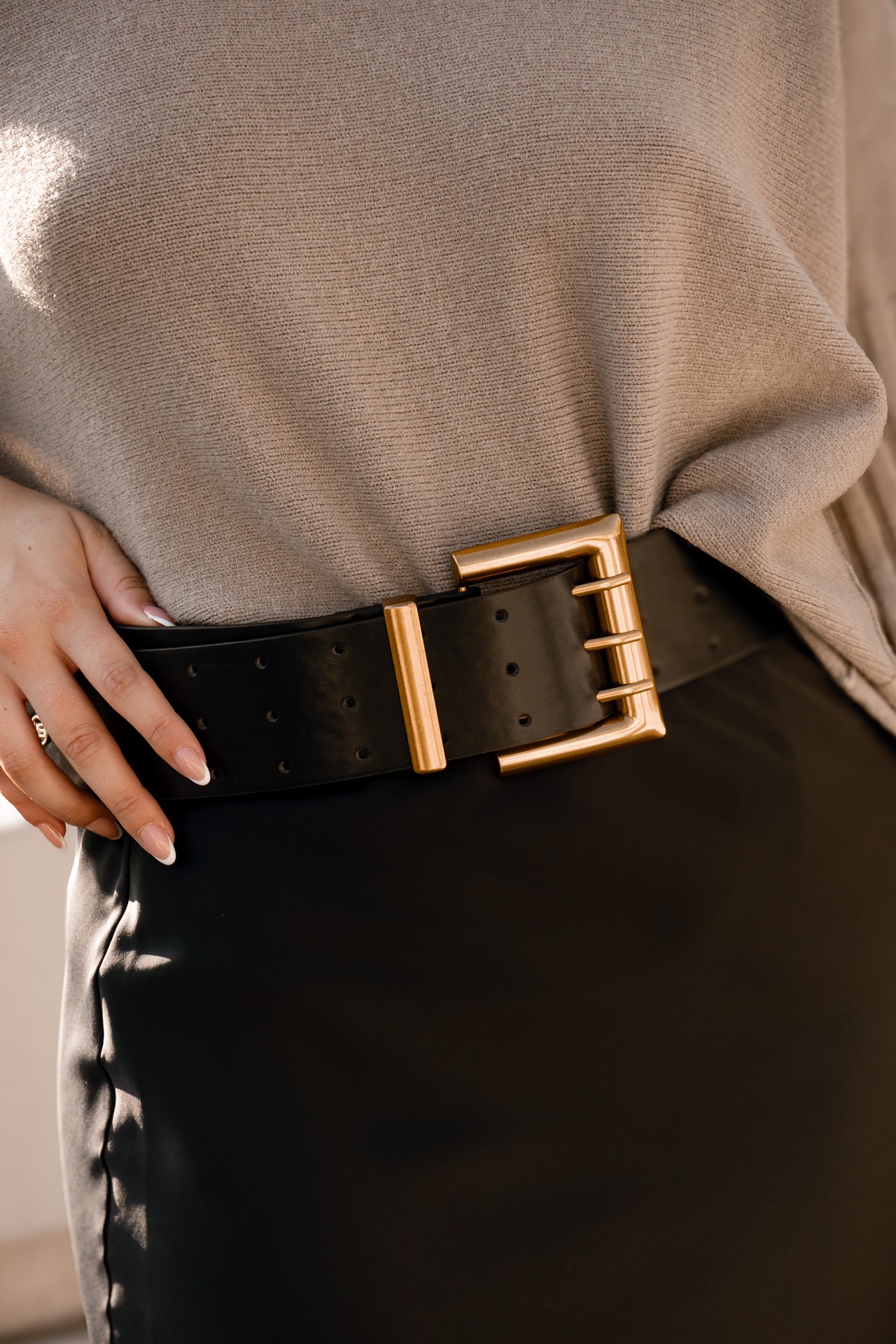 galleries_c87772b6-3185-4d83-b744-e0fc626f50d0_b45a1922-eb9e-40ad-b0df-66605107f367_v2__thumb_l CINTO PRETO COM FIVELA DOURADA SAHOCO - Image 1