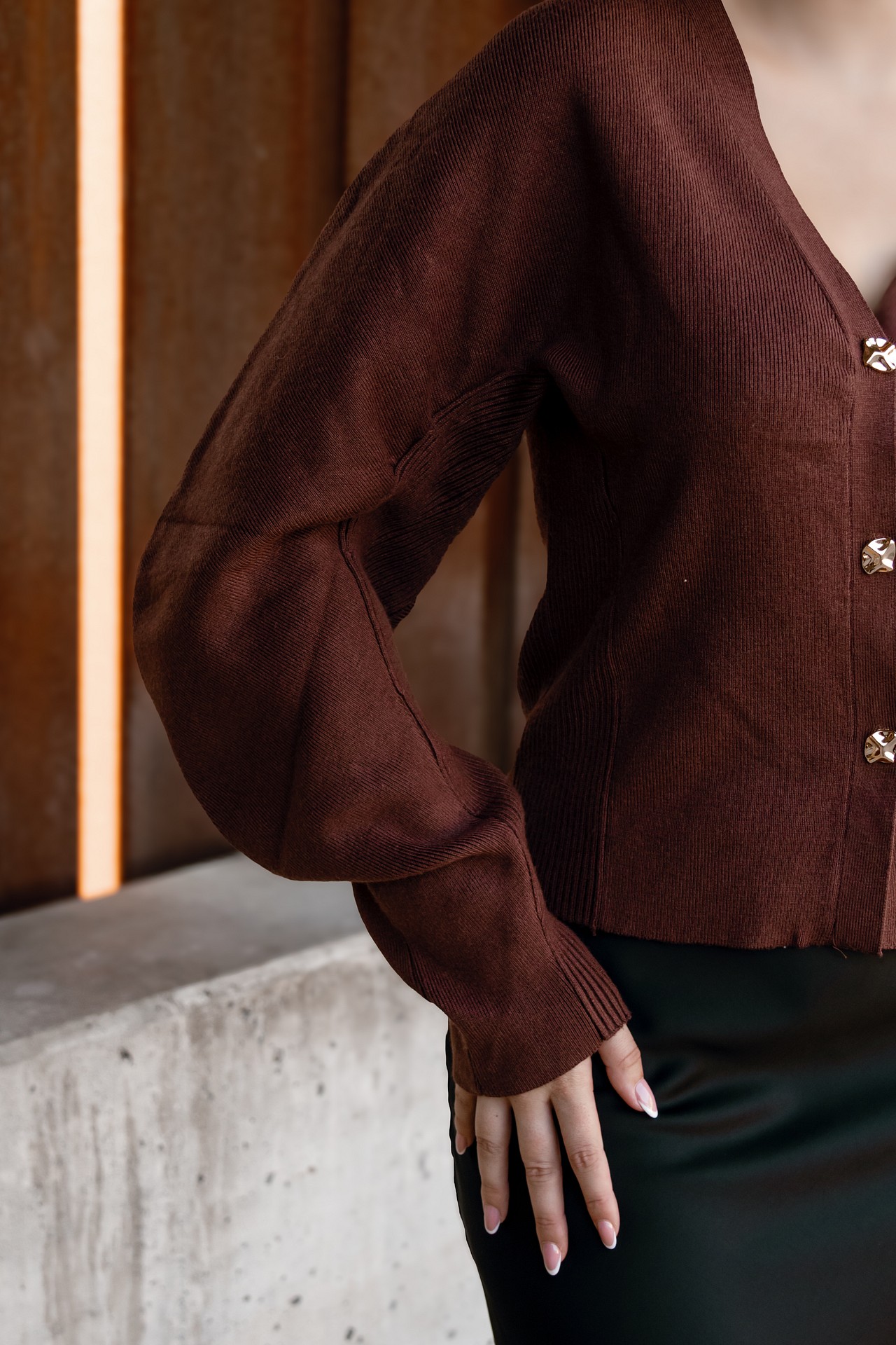 galleries_c87772b6-3185-4d83-b744-e0fc626f50d0_e1c82f79-b3a4-40d9-962c-063332f07fbb_v2__thumb_l CASACO CASTANHO COM BOTÕES DOURADOS PONTO CHIC - Image 4