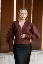 CASACO CASTANHO COM BOTÕES DOURADOS PONTO CHIC